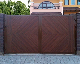 Уличные распашные ворота DoorHan под дерево 2900x2100